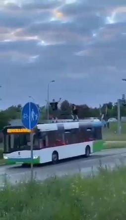 Dwóch nastolatków jeździło na dachu autobusu. Swoją głupotę mogli przypłacić życiem!