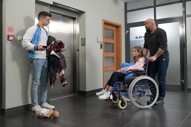 Pierwsza miłość, odcinek 3836: Fabian (Tomasz Oświeciński), Miki (Jakub Zdrójkowski), Jolka (Justyna Zielska)