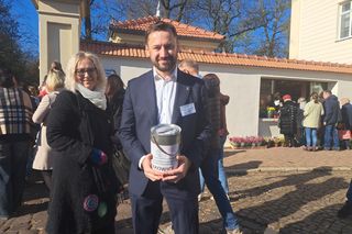 Kwesta na cmentarzu Rakowickim w Krakowie. W akcję włączyli się Robert Makłowicz, aktorzy i politycy [GALERIA]