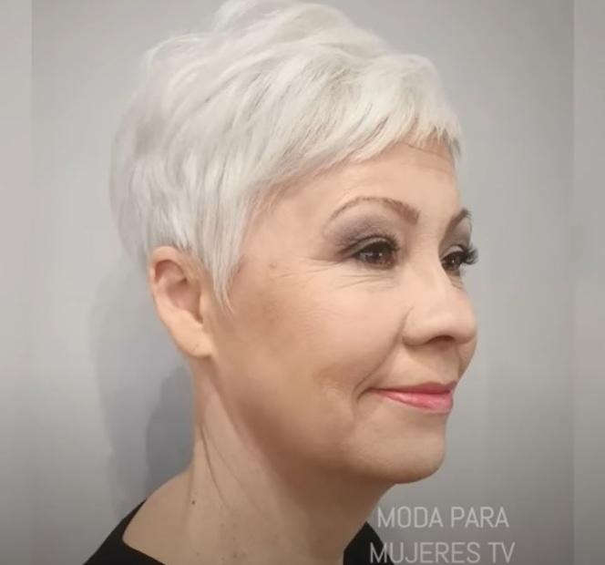 Elegancka fryzura dla kobiet po 60-tce na blond włosy