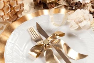 Dekoracja stołu na Boże Narodzenie. Świąteczne dekoracje w złocie