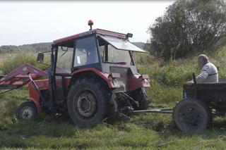 Rolnicy. Podlasie. Andrzej z Plutycz wjechał traktorem w bagno. Ale wtopa!