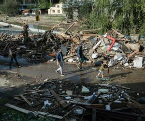 Sprzątanie po powodzi w miejscowości Lądek-Zdrój