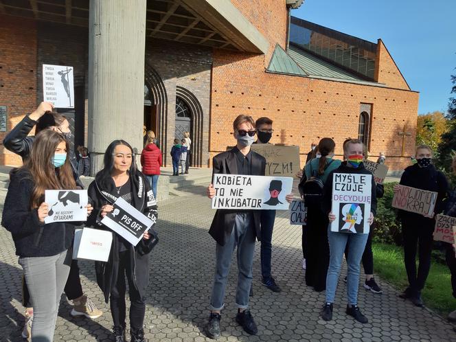 Protest pod kościołem św. Antoniego w Lesznie