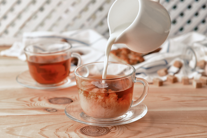 Herbata z mlekiem (bawarka): pomaga czy szkodzi? 