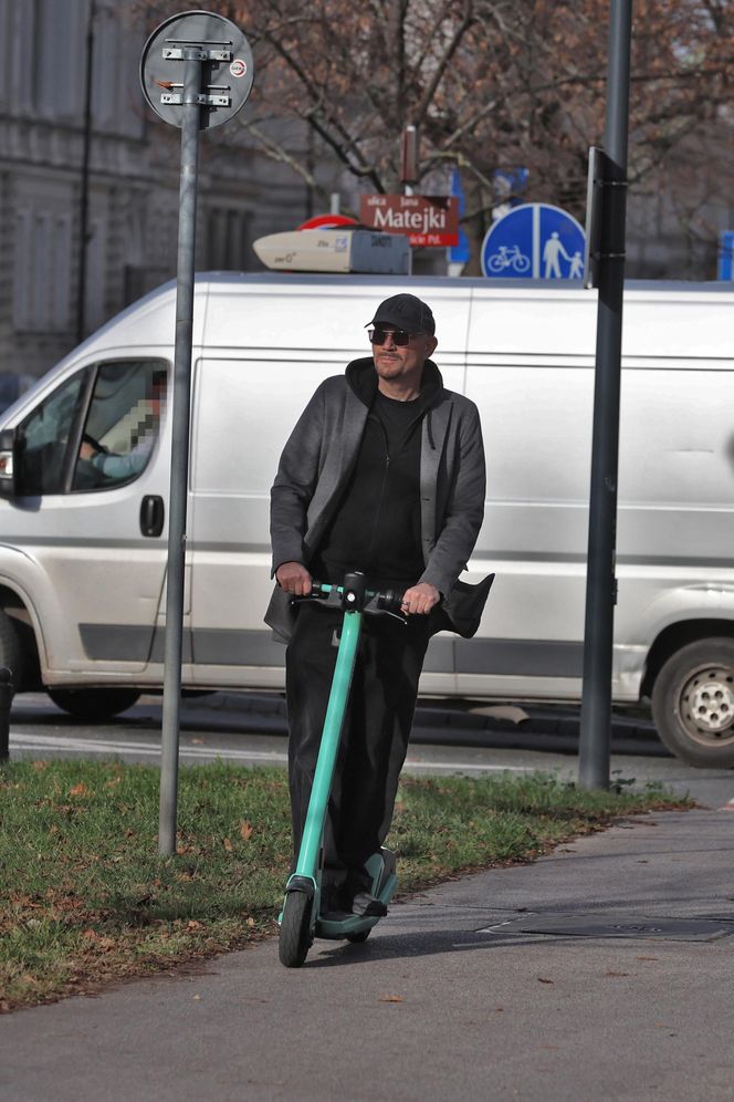 Krzysztof Ibisz z rodziną na spacerze