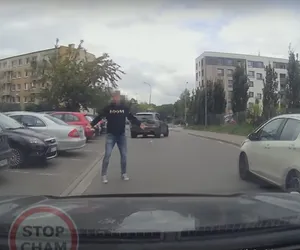 Urażona duma kierowcy BMW na rondzie Solidarności. Włączył tryb śledzenia