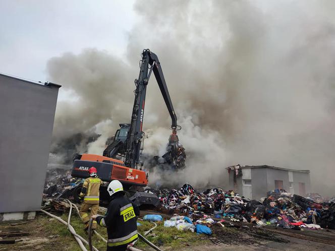 Pożar składowiska w Kamieńcu. Na miejscu kilkadziesiąt jednostek straży [ZDJĘCIA]