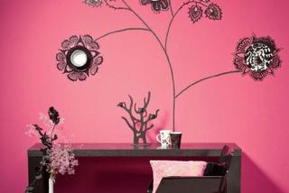Dekorujemy różową ścianę. Naklejki ścienne i taletrze