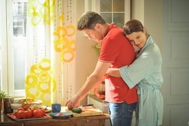 Na Wspólnej, odcinek 2797. Olaf (Maciej Brzoska), Marta (Joanna Jabłczyńska)