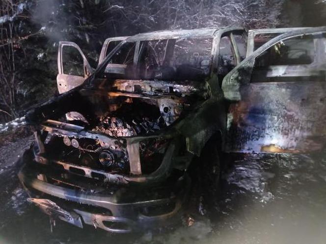 W Borownicy doszczętnie spłonął Dodge Ram. Auto zapaliło się podczas jazdy [ZDJĘCIA]