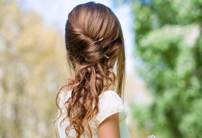 Fryzura komunijna dla dziewczynki z długimi włosami nr 1.