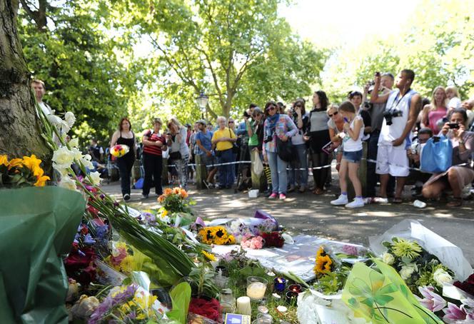 LONDYN: Fani płaczą po śmierci Amy Winehouse