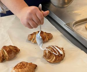 Uczniowie grudziądzkiego Gastronomika przygotowali rogale na Św. Marcina