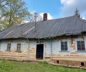 Zabytkowa chałupa powstała jeszcze za cesarza Franciszka Józefa. Drogowcy musieli ją przenieść w inne miejsce