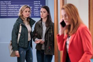 Na Wspólnej odc. 3566. Anna Kolenda (Katarzyna Wajda), Zuza Hoffer (Małgorzata Socha), Ula (Julia Jurek)