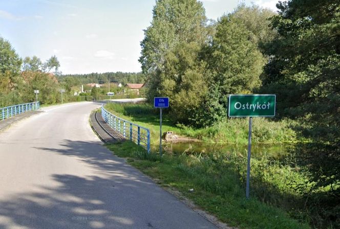   To jedno z nielicznych takich miejsc na Mazurach. Drewniany kościółek z XVII wieku robi wrażenie!