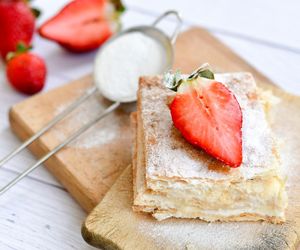 Herbatniki przekładam kremem i wstawiam do lodówki. Wyborne ciasto bez pieczenia zachwyca każdego 