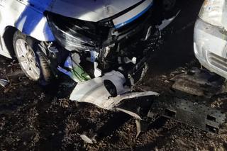 Pruszcz: Wbił się autem z wypożyczalni w płot i skasował dwa auta [ZDJĘCIA]