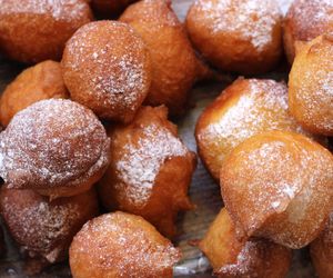 Pączki kładzione łyżką to genialny sposób na domowe słodkości bez zbędnych komplikacji! 