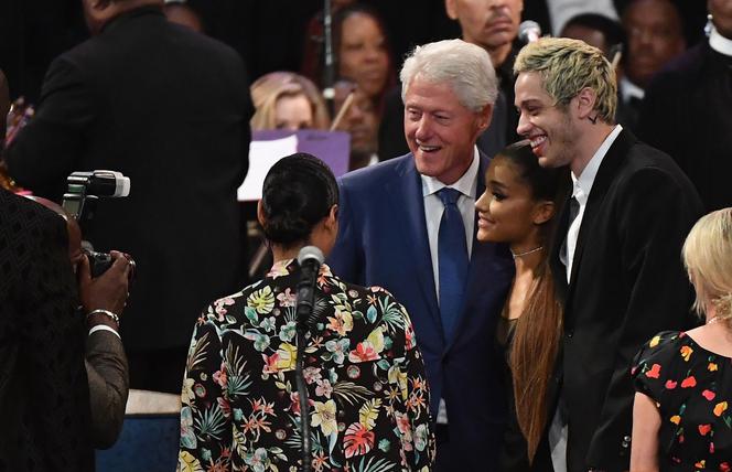 Ariana Grande i Pete Davidson z Billem Clintonem