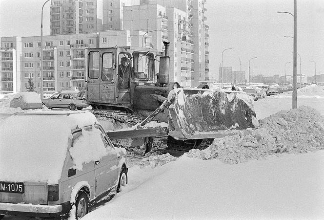 Do odśnieżania ulic i usuwania zatorów śnieżnych użyto ciężkiego sprzętu