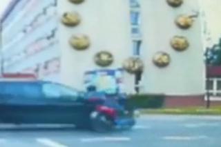 Braniewo: Ku przestrodze! Nastolatek wjechał skuterem w samochód! Trafił do szpitala! [WIDEO]