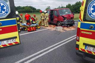 Poważny wpadek koło Krośniewic. Zderzenie busa z ciężarówką. 11 osób rannych