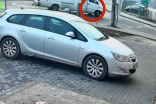 Szokujące zdarzenie w Jabłonowie. Pasażerka wypadła z auta prosto na jezdnię