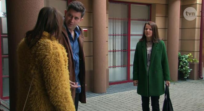 Na Wspólnej, odc. 2910. Roma (Julia Kamińska), Mikołaj (Krzysztof Wieszczek), Marta (Joanna Jabłczyńska)