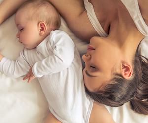 Co trzecia młoda matka nie pracuje. Te dane szokują. Co z nowymi przepisami? 