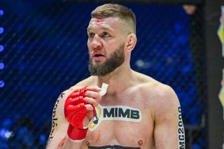 Mistrz KSW ze wstrząsającym wyzwaniem. Przeżył w dzieciństwie piekło! Straszna historia Piotra Kuberskiego
