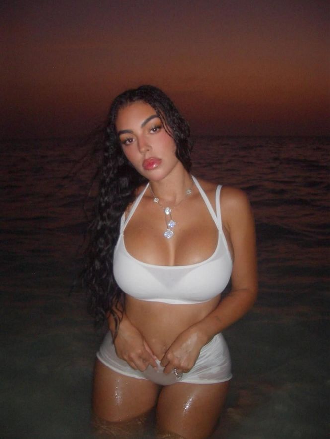 Narzeczona Cristiano Ronaldo w skąpym stroju biegała po plaży