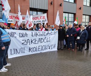 Pracownicy Zakładu Linii Kolejowych pikietowali w Siedlcach! Poparli ich siedleccy radni