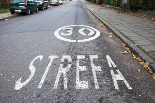 Strefa Tempo 30 – czym jest? Gdzie w Polsce obowiązuje strefa Tempo 30 i czy się sprawdza?