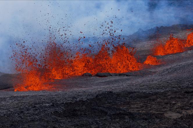 Wulkan Mauna Loa na Hawajach wybuchł po 40-stu latach. Jest największy na świecie! [ZDJĘCIA]
