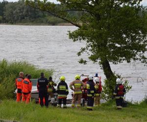 Tragedia na jeziorze Łabędź. Wiatr przewrócił łódkę, wędkarz wpadł do wody