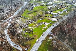 „Eksplozje błyskawic”. Niszczycielskie tornado nawiedziło USA