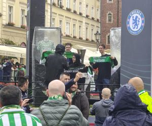 Gorąco przed finałem Ligii Konferencji we Wrocławiu. Tysiące kibiców na Rynku 