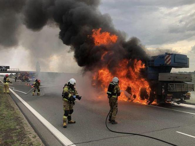 Dźwig stanął w ogniu na autostradzie A2. Słup dymu było widać z daleka