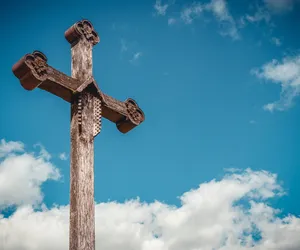 Zabytkowy krzyż udręką dla rolników. Muszą zapłacić ogromną karę