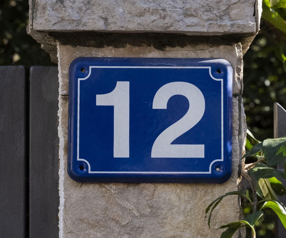 250 zł kary jeśli nie podświetlisz tabliczki z numerem domu!