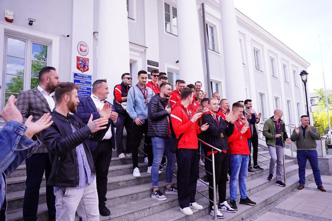 Siatkarze KPS-u z medalami na szyi, dziękowali kibicom za udany sezon