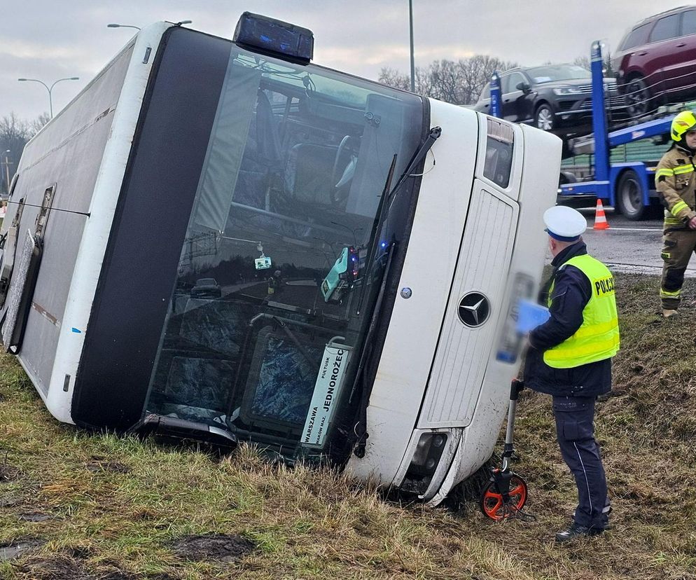 Jabłonna. Autokar w rowie, w środku ponad 20 osób