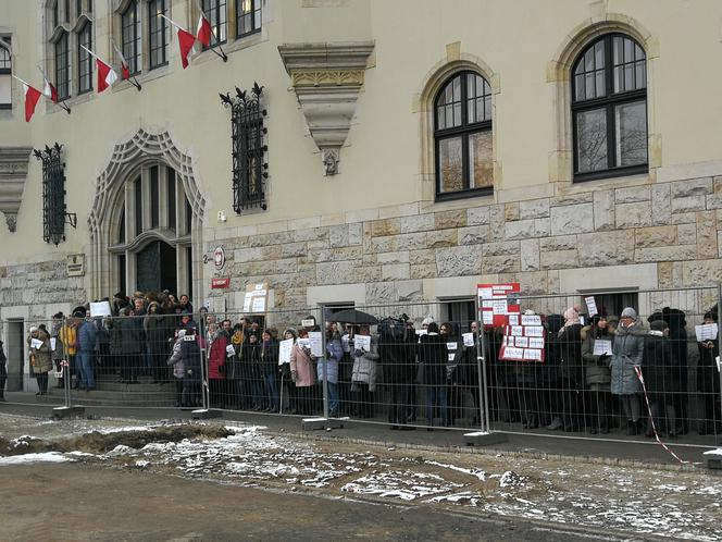 Bydgoszczanie walczą o podwyżki przed sądem. "Pracownik sądowy - status głodowy!"