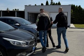 Jeden trzymał go za szyję, drugi grzebał mu w kieszeni. Rozbój w Krobi niedaleko Gostynia