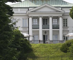 Rodzina Nawrockich przejęła Belweder: Kasia w kasku na hulajnodze, teściowe na balkonie