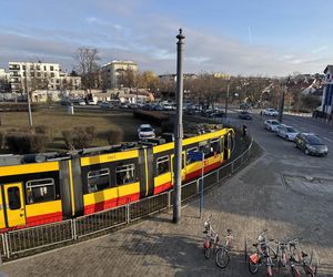Zderzenie tramwaju z samochodem w Warszawie. Duże utrudnienia 