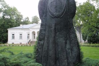 Pomnik Kochanowskiego w Muzeum Jana Kochanowskiego w Czarnolesie