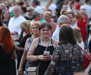 Potańcówka pod Teatrem Śląskim w Katowicach. Tłumy wręcz oszalały ZDJĘCIA